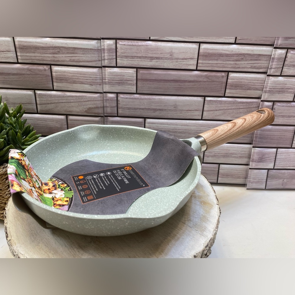 Masterclass  ❤️Skillet Frying Pan 8" Speckled cream Green nonstick NWT